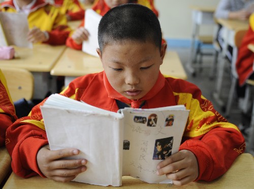 5月27日,來(lái)自四川綿竹的六年級(jí)學(xué)生曾銳在課堂上讀書(shū)。 當(dāng)日,太原市迎澤區(qū)第一實(shí)驗(yàn)小學(xué)迎來(lái)了首批四川地震災(zāi)區(qū)的6位入學(xué)兒童。學(xué)校為這6位孩子免去所有費(fèi)用,并為他們安排宿舍和提供生活用品,還在校食堂內(nèi)專設(shè)了川菜窗口。