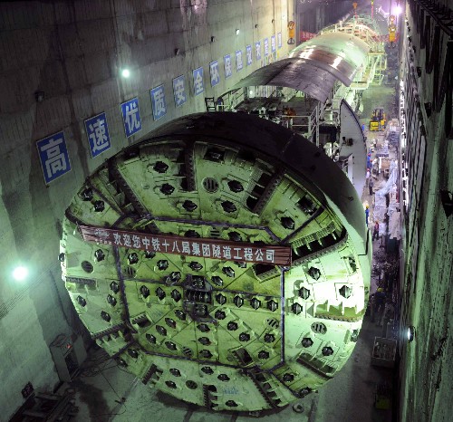 一臺(tái)大型掘進(jìn)機(jī)正在隧道內(nèi)組裝(7月27日攝)。目前,四川錦屏二級(jí)水電站引水隧洞工程正在加緊建設(shè)中。據(jù)介紹,施工隧洞全長(zhǎng)約17.10公里,最大埋深達(dá)到2525米。新華社記者 楊宗友攝