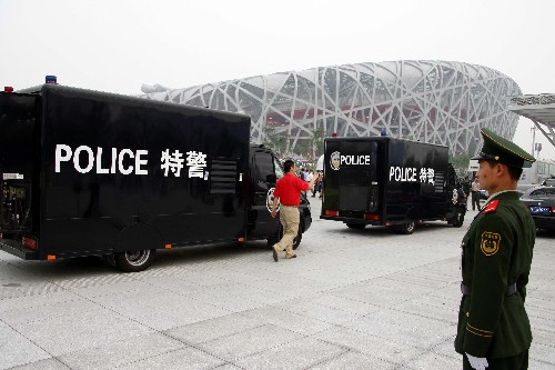 8月8日,特警車輛停在“鳥巢”附近待命。 當(dāng)晚,第29屆夏季奧林匹克運(yùn)動(dòng)會(huì)在國家體育場(chǎng)—“鳥巢”開幕。北京警方為確保奧運(yùn)會(huì)開幕式平安,全力以赴做好各項(xiàng)安保工作和應(yīng)急處突準(zhǔn)備。 新華社發(fā)(劉永生 攝)