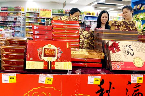 9月9日,顧客在上海一家超市內(nèi)選購降價(jià)月餅禮盒。中秋節(jié)將至,月餅銷售進(jìn)入最后“沖刺期”。在上海各大食品店和超市內(nèi),大部分月餅都貼上了黃色降價(jià)簽,其中包裝豪華的月餅禮盒的降價(jià)幅度最大。