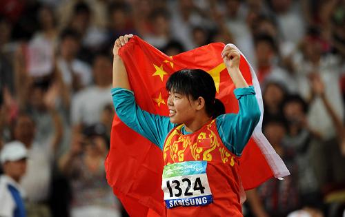 9月11日,中國(guó)選手米娜在比賽后慶祝。當(dāng)日,在國(guó)家體育場(chǎng)進(jìn)行的北京2008年殘奧會(huì)女子鉛球F37/38級(jí)決賽中,米娜以11米58的成績(jī)奪冠并打破世界紀(jì)錄。