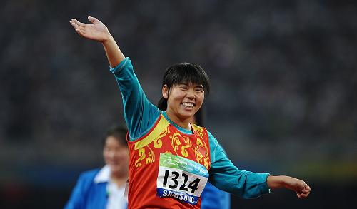 9月11日,中國(guó)選手米娜在奪冠后慶祝。當(dāng)日,在國(guó)家體育場(chǎng)進(jìn)行的北京2008年殘奧會(huì)女子鉛球F37/38級(jí)決賽中,米娜以11米58的成績(jī)奪冠并打破世界紀(jì)錄。