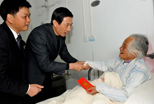 12月2日,在醫(yī)院接受免費白內障手術的福建省仙游縣蓋尾鎮(zhèn)瑞溝村貧困老人陳朱治(右)收到福建省殘聯(lián)工作人員送來的慰問金。福建省委省政府2008年為民辦實事項目——免費為1萬名貧困白內障患者做復明手術的“光明行動”近日圓滿結束。從2007年起,福建省把為貧困白內障患者做免費復明手術的“光明行動”項目列入為民辦實事項目之一,兩年來,共投入2500多萬元,使全省2萬名貧困白內障患者重見光明。