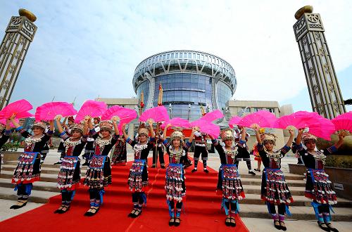 12月5日,少數(shù)民族演員在廣西民族博物館前彩排,準(zhǔn)備迎接廣西壯族自治區(qū)50周年大慶開放日。作為廣西壯族自治區(qū)成立50周年大慶重點工程之一的廣西民族博物館即將開放,屆時將有3萬件(套)民族文物藏品和“五彩八桂”(暫名)、“今日廣西”等展覽展出。廣西民族博物館位于南寧市青秀山風(fēng)景區(qū),建筑面積30000平方米,是一座國內(nèi)一流的專題民族博物館,以征集、收藏保護、研究和展示廣西12個民族融合發(fā)展的文化與藝術(shù)遺存、物證、典籍等物質(zhì)與非物質(zhì)遺產(chǎn)為主。該館是建國以來廣西壯族自治區(qū)人民政府最大的文化投資項目。