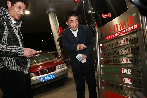 12月19日,在上海市內(nèi)一加油站,兩名出租車司機在查看下調(diào)后的汽柴油零售價。國家發(fā)展改革委決定,自2008年12月19日零時起下調(diào)汽油、柴油和航空煤油的出廠價格,同時將汽油零售價每升下調(diào)0.91元,柴油零售價每升下調(diào)1.08元。此次成品油價格調(diào)整后,上海地區(qū)90號汽油降0.92元,93號汽油降0.99元,97號汽油降1.04元,0號柴油降1.18元。