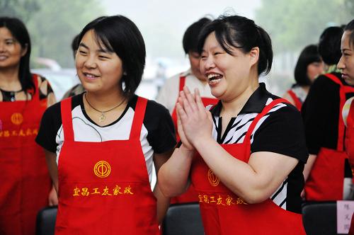 6月8日,湖北宜昌市進(jìn)京家政服務(wù)員準(zhǔn)備參加開(kāi)班儀式。當(dāng)日,湖北宜昌市首批進(jìn)京家政服務(wù)員培訓(xùn)班開(kāi)班。來(lái)自宜昌各縣市區(qū)經(jīng)過(guò)選拔的280多名女工將在三峽大學(xué)大學(xué)生活動(dòng)中心進(jìn)行為期9天的免費(fèi)培訓(xùn)??己撕细窈?,她們將赴北京高收入家庭從事家政服務(wù)。