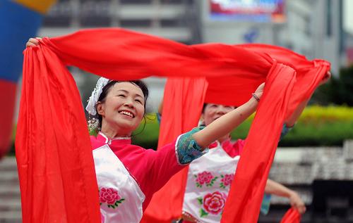 6月9日,老年秧歌隊(duì)隊(duì)員在柳州市人民廣場扭起歡快的秧歌。當(dāng)日,廣西柳州市老年人體育協(xié)會在人民廣場舉辦健身秧歌比賽,來自各縣區(qū)的20支老年秧歌隊(duì)的500多名選手參加角逐。老人們在比賽中歡快起舞,展現(xiàn)了積極向上的精神風(fēng)貌和健康快樂的多姿風(fēng)采。