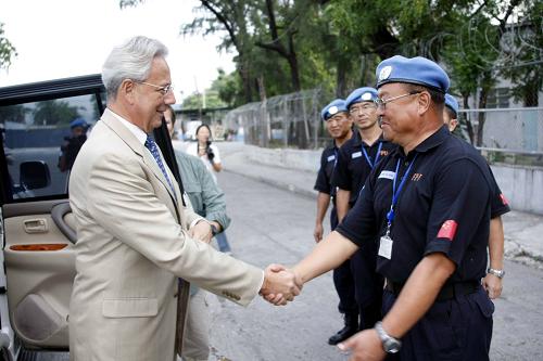 6月9日,在海地首都太子港,聯(lián)合國(guó)秘書(shū)長(zhǎng)首席特別副代表路易斯·卡洛斯·達(dá)科斯塔(左)來(lái)到中國(guó)第七支赴海地維和警察防暴隊(duì)駐地與隊(duì)員們?cè)拕e,對(duì)他們?cè)诤5貓?zhí)行維和任務(wù)期間的表現(xiàn)給予高度評(píng)價(jià)。新華社記者 尹南 攝