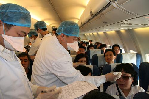 6月10日,檢驗(yàn)檢疫人員在對(duì)入境旅客逐一進(jìn)行體溫檢測(cè)。濟(jì)南出入境檢驗(yàn)檢疫局認(rèn)真落實(shí)甲型H1N1流感防控工作措施,在進(jìn)一步強(qiáng)化空港口岸入境人員體溫檢測(cè)的同時(shí),采取入境航班逐個(gè)班次建立檔案、入境旅客逐一落實(shí)聯(lián)系方式和住所地等相關(guān)信息的措施,確保了入境檢疫查驗(yàn)信息的可追溯性。