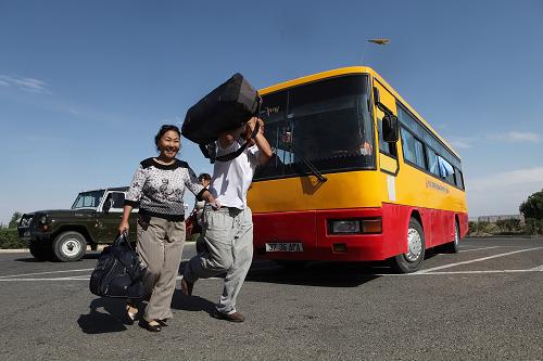 8月5日,來自蒙古國的旅客從二連浩特口岸入境。2009年1月以來,內(nèi)蒙古二連浩特口岸出入境旅客數(shù)量穩(wěn)步回升,7月份出入境旅客達(dá)到128347人次,車輛為21218輛次,達(dá)到1月份以來的最高值。烏蘭巴托至二連浩特的686次國際旅客列車和烏蘭巴托至呼和浩特的682次國際旅客列車入境檢查實行通道式驗證,旅客驗證方式由過去“登車驗證、上車發(fā)證”轉(zhuǎn)變?yōu)橥ǖ朗津炞C,驗放一旅客列車從原來的1小時40分縮短到40分鐘。 新華社記者 邢廣利 攝
