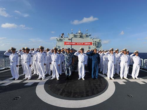 11月4日,艦艇官兵在宣誓。11月4日,中國(guó)海軍第四批護(hù)航編隊(duì)在海上舉行“走向大洋”宣誓儀式,表達(dá)護(hù)航官兵對(duì)祖國(guó)和人民的忠誠(chéng)之心。