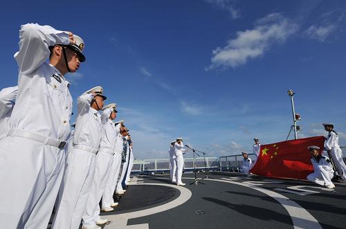 11月4日,艦艇官兵面向五星紅旗宣誓。