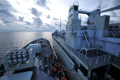 當?shù)貢r間11月6日上午6時(北京時間上午7時),中國海軍第四批護航編隊在馬六甲海峽北部首次進行海上錨泊狀態(tài)下并靠液貨補給。
