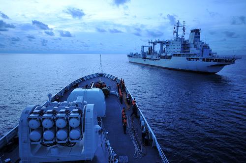 當?shù)貢r間11月6日上午6時(北京時間上午7時),中國海軍第四批護航編隊在馬六甲海峽北部首次進行海上錨泊狀態(tài)下并靠液貨補給。