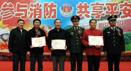 11月6日,中央電視臺(tái)主持人韓喬生(左二)、快板演員梁厚民(左三)、相聲演員郝愛民(右二)被聘為消防形象大使。當(dāng)日,北京市宣武區(qū)第十九屆“119”消防現(xiàn)場(chǎng)宣傳活動(dòng)拉開序幕,此次活動(dòng)的主題是“人人參與消防,共享平安生活”。