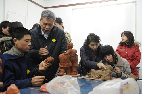 12月3日,在鄭州“殘疾人服務(wù)超市”內(nèi),兩名殘疾青年在民間泥塑藝人指導(dǎo)下進(jìn)行創(chuàng)作。 當(dāng)日,由鄭州市殘聯(lián)創(chuàng)辦的“殘疾人服務(wù)超市”正式投入運營。該超市設(shè)有殘疾人創(chuàng)業(yè)指導(dǎo)區(qū)、項目推介區(qū)和典型展示區(qū)等六大服務(wù)區(qū),成為殘疾人培訓(xùn)與就業(yè)過渡期的見習(xí)基地。 新華社記者 趙鵬攝