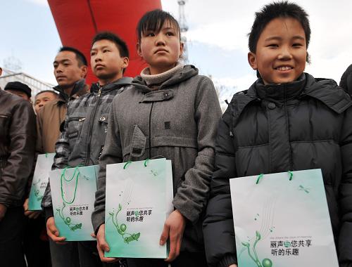 12月3日,幾名殘疾人手捧收到的助聽器。 當日是第18個“國際殘疾人日”,寧夏殘聯(lián)舉行捐贈儀式,向銀川市千余名殘疾人捐贈1000臺具備收音機功能的電話機及21臺助聽器。 新華社記者 王鵬 攝