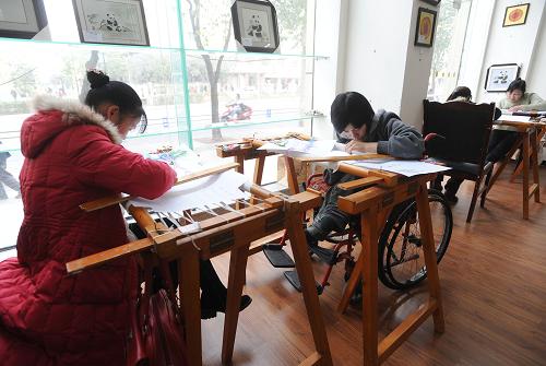 12月3日,殘疾人正在參加蜀繡比賽。 當日,第四屆成都市殘疾人職業(yè)技能大賽開賽,來自成都市各區(qū)(市)縣的150多名殘疾人參加了聾人攝影、聾人廣告設計與制作、盲人保健按摩、盲人計算機操作及盲人蜀繡等8個項目的比賽。 新華社記者 江宏景攝