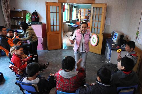 12月3日,四川圣愛特殊教育培訓中心的老師(中)正在給孩子們上音樂課。 基于對殘障孩子們的一份關(guān)愛,孟長壽、徐斌夫婦于16年前在成都市創(chuàng)辦了圣愛幼稚園,這是一所民間慈善公益機構(gòu),主要為無法進入學校的殘障孩子提供特殊教育和康復訓練。 在國內(nèi)外特教專家和愛心人士們的支持和幫助下,圣愛幼稚園發(fā)展成為現(xiàn)在的四川圣愛特殊教育培訓中心。目前,該中心已為近300名殘障孩子提供了特殊教育和康復訓練,并為四川省內(nèi)外專業(yè)機構(gòu)和康復機構(gòu)提供師資培訓達千余人次。 新華社記者陳燮攝