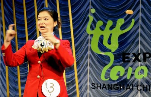12月3日,選手參加上海迎世博窗口行業(yè)職工手語大賽。 當(dāng)日是國際殘疾人日,上海舉辦迎世博窗口行業(yè)職工手語大賽,來自上海各區(qū)縣的48名賓館、銀行等窗口行業(yè)的一線員工參加了角逐,提高為殘疾人服務(wù)的技能。 新華社發(fā)(張金橋 攝)