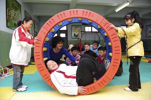 12月3日,煙臺市芝罘區(qū)輔讀學校的智障兒童參加“平衡臺”競賽。 當日是國際殘疾人日,山東省煙臺市芝罘區(qū)輔讀學校舉行形式多樣的智障兒童競賽,提高智障兒童的生存生活能力。 新華社發(fā)(初陽 攝)