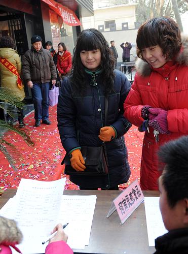 12月3日,殘疾青年王穩(wěn)穩(wěn)(前右三)在姐姐的陪伴下參加殘疾人招聘會。 當日,鄭州市殘聯(lián)舉行“國際殘疾人日”招聘活動,12家用人單位為殘疾人提供了100多個就業(yè)崗位。 新華社記者 趙鵬 攝