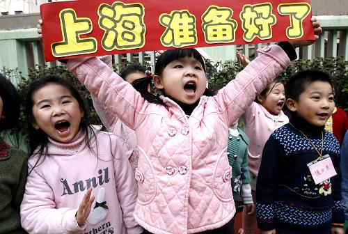 上海市延長路幼兒園6歲的李明潔小朋友打出迎接世博會的橫幅(1月20日攝)。1月21日是2010年上海世博會開幕倒計時100天,上海各界迎接世博會倒計時活動的熱情空前高漲,人們以不同的方式表達著內(nèi)心美好的期待與祝福。新華社記者 陳飛 攝