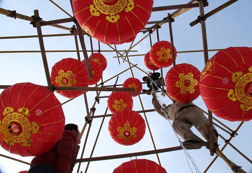 2月12日,新春近在眼前,工人在山東省郯城縣人民廣場(chǎng)懸掛大紅燈籠,營(yíng)造濃濃的喜慶氛圍。新華社發(fā)(張春雷 攝)