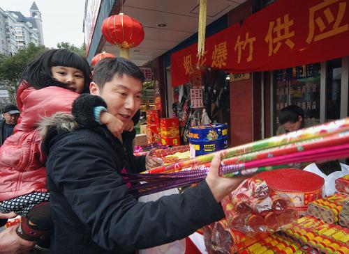 2月13日,一名父親背著孩子在杭州街頭買(mǎi)煙花。當(dāng)日是農(nóng)歷大年三十,杭州一派喜氣洋洋過(guò)大年的景象。新華社發(fā)(吳國(guó)方 攝)
