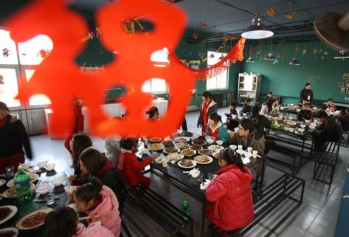 2月13日,太陽(yáng)村大年三十晚餐會(huì)上,孩子們高興地在一起享用老師精心準(zhǔn)備的美餐。當(dāng)日,在北京太陽(yáng)村生活的110名服刑人員子女,在創(chuàng)辦人張淑琴(張奶奶)的帶領(lǐng)下穿新衣、吃大餐、表演文藝節(jié)目,參加篝火晚會(huì),度過(guò)了一個(gè)愉快的大年三十。基地位于京郊的太陽(yáng)村是無(wú)償為服刑人員代養(yǎng)代教無(wú)人撫養(yǎng)未成年子女的公益組織。自2000年成立以來(lái),已為全國(guó)16個(gè)省市的近1000名服刑人員無(wú)人撫養(yǎng)的未成年子女提供生活、教育和醫(yī)療服務(wù)。孩子們?nèi)烤徒雽W(xué)讀書(shū),他們的父母刑滿釋放后再將子女接回家中。新華社記者 袁滿 攝