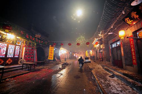 2月14日零點(diǎn),古城平遙的居民用煙花爆竹來(lái)迎接新年的到來(lái)。農(nóng)歷新年伊始,陣陣煙花爆竹聲打破了平遙古城的寂靜。居民紛紛走出家門(mén),以燃放煙花爆竹的方式除舊迎新。新華社記者 范敏達(dá) 攝