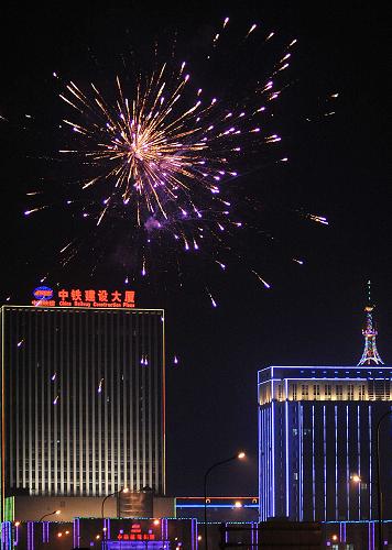2月13日是農(nóng)歷大年三十,北京市民紛紛走上街頭在指定的區(qū)域燃放煙花爆竹,美麗的“焰火”綻放在北京上空 ,一派“火樹(shù)銀花不夜天”的景象。新華社記者 何俊昌 攝