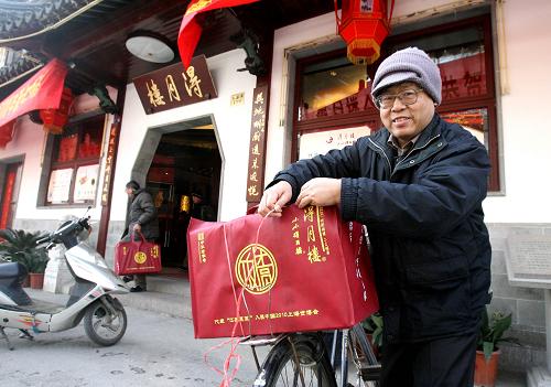 2月13日,市民將在蘇州一家餐館預(yù)訂的“打包年夜飯”領(lǐng)取回家。當(dāng)日是農(nóng)歷除夕,蘇州部分餐館、酒店在年夜飯預(yù)訂爆滿的情況下,推出品種豐富的半成品“打包年夜飯”,受到消費(fèi)者青睞。 新華社發(fā)(杭興微 攝)