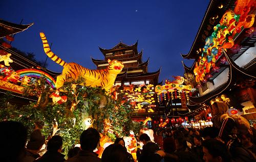 2月19日,游客正在豫園內(nèi)欣賞一座以虎為題材的大型彩燈。春節(jié)期間,2010年上海豫園新春民俗藝術燈會亮相,40余組以生肖虎和世博會為題材的大型彩燈烘托出濃濃的新春喜慶氛圍,吸引眾多市民和游客賞燈游玩。
