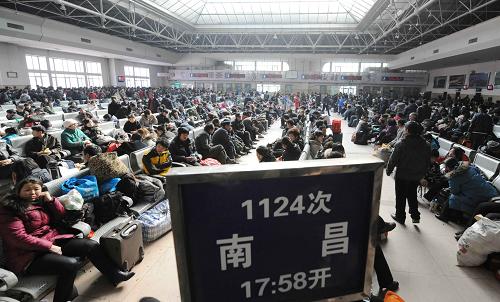 3月10日,旅客在哈爾濱火車站候車廳內(nèi)候車。當(dāng)日是春運最后一日,哈爾濱火車站發(fā)送旅客5萬人次左右,約為春運高峰期的一半。外出打工的農(nóng)民工是旅客中的主力軍。