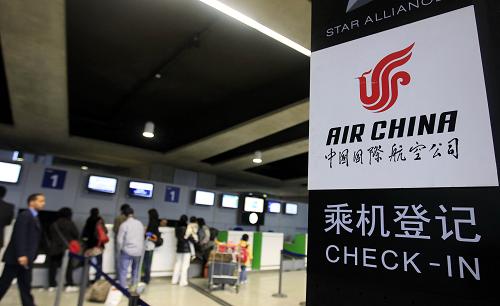 4月22日,旅客們在法國巴黎戴高樂機場的國航柜臺辦理登機手續(xù)。當(dāng)天,在有關(guān)各方的協(xié)調(diào)努力下,中國國際航空公司(國航)派來CA060次增援航班,幫助滯留在法國的中國公民盡快返回祖國。此次歐洲空域因冰島火山噴發(fā)而關(guān)閉,造成國航停航79個航班,1.2萬余名旅客滯留。就巴黎航線而言,國航共取消5個航班,1200余名旅客的行程受到影響。隨著歐洲航空條件的好轉(zhuǎn),國航首架從北京飛至巴黎的中國航班于21日抵達(dá)巴黎。