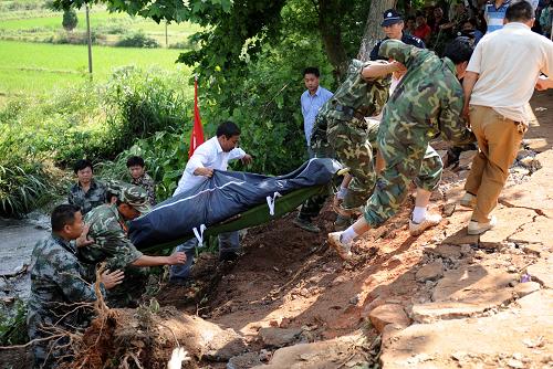 5月23日,武警官兵在運送遇難者遺體。當(dāng)日,記者從江西省政府應(yīng)急辦了解到,滬昆鐵路客車脫線事故死亡人數(shù)增至19人,另有71人受傷接受治療,其中重傷11人,輕傷60人。5月23日2時10分,因連日降雨造成山體滑坡掩埋線路,由上海南開往桂林的K859次(編組17輛)旅客列車,運行至江西省境內(nèi)滬昆鐵路余江至東鄉(xiāng)間(K699+700米處),發(fā)生脫線事故,機(jī)車及機(jī)后第1至9位車輛脫線,中斷上下行線路行車。