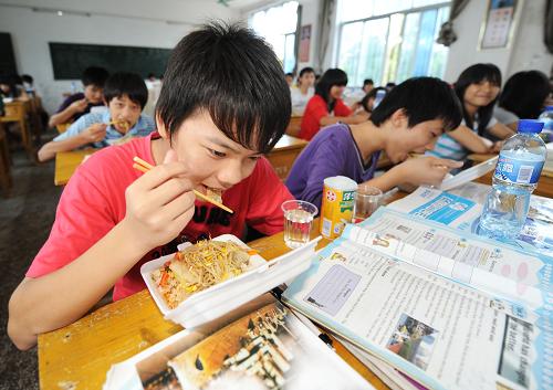 6月1日,廣西來賓市實(shí)驗(yàn)中學(xué)學(xué)生在教室內(nèi)吃午餐。當(dāng)日,遭遇特大暴雨襲擊的來賓市實(shí)驗(yàn)中學(xué)被大水淹沒,現(xiàn)有650多名學(xué)生被困教學(xué)樓上。當(dāng)?shù)赜嘘P(guān)部門給被困學(xué)生送來午餐,保障學(xué)生有飯吃。