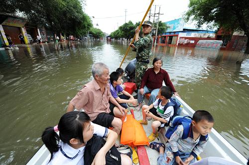 6月2日,在積水嚴重的廣西來賓市合山路,當(dāng)?shù)叵狸爢T用沖鋒舟轉(zhuǎn)移被內(nèi)澇圍困的群眾。為保障群眾安全,廣西來賓市決定將被洪水圍困的群眾全部轉(zhuǎn)移到安全地帶。5月31日20時至6月1日13時,廣西來賓市市區(qū)降雨量達439毫米,是當(dāng)?shù)赜袣庀笥涗浺詠碜畲蟊┯?。歷史罕見特大暴雨造成廣西來賓市75.22萬人受災(zāi),因災(zāi)倒塌房屋2027間,直接經(jīng)濟損失總計5.8億元。