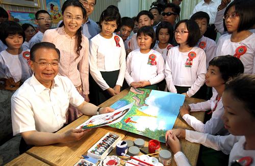 6月2日,正在緬甸進(jìn)行正式訪問的中國國務(wù)院總理溫家寶參觀仰光第一中學(xué)。這是溫家寶在繪畫教室與學(xué)生們交談。