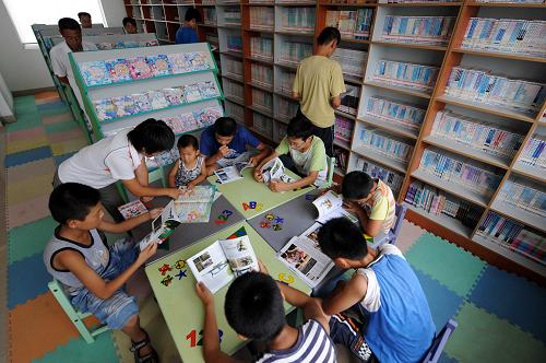 在辛興社區(qū),人們在農(nóng)家書屋看書學(xué)習(xí)(8月1日攝)。山東省諸城市依托農(nóng)村社區(qū)服務(wù)中心這個(gè)有效平臺(tái),在全市208個(gè)農(nóng)村社區(qū)服務(wù)中心建成農(nóng)家書屋233家,藏書120多萬冊。為便于群眾就近借閱圖書,該市利用網(wǎng)上圖書管理系統(tǒng),將所有社區(qū)農(nóng)家書屋的圖書,以數(shù)字化的形式儲(chǔ)存到電腦中。群眾通過上網(wǎng)登陸,可以了解到農(nóng)家書屋圖書總量、圖書類別和藏書的情況,也可在任何一家農(nóng)家書屋借閱需要的圖書。今年以來,全市農(nóng)家書屋借閱量達(dá)到30多萬人次,其中借閱科技書籍的20多萬人次,為老百姓解決生產(chǎn)生活難題2000多個(gè)。