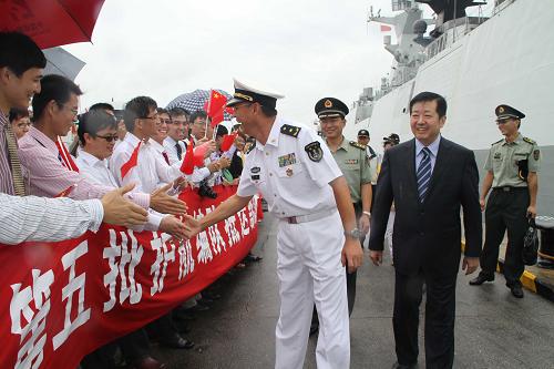 9月5日,中國(guó)駐新加坡使館工作人員、中資企業(yè)代表和留學(xué)生在新加坡樟宜港歡迎中國(guó)海軍第五批護(hù)航編隊(duì)官兵抵達(dá)新加坡。由中國(guó)海軍第五批護(hù)航編隊(duì)“廣州”艦、“巢湖”艦組成的艦艇出訪編隊(duì),在結(jié)束對(duì)埃及、意大利、希臘、緬甸等亞歐非四國(guó)友好訪問回國(guó)途中,于9月5日??啃录悠鹿埠蛧?guó)樟宜港。