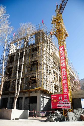 這是由中國(guó)中鐵二局援建、現(xiàn)已封頂?shù)挠駱淇h第一民族中學(xué)(11月28日攝)。隨著青藏高原上寒冬的來臨,在玉樹進(jìn)行地震災(zāi)后重建的大規(guī)模施工漸次結(jié)束。昔日的片片廢墟在眼前消失,一排排嶄新的民居初見雛形,一棟棟堅(jiān)固的建筑在結(jié)古鎮(zhèn)悄然崛起。截至目前,災(zāi)后重建各類項(xiàng)目已陸續(xù)開工249項(xiàng),今年有望完成投資50億元。