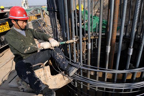 12月4日,工程人員在工地施工。由中鐵大橋局建設(shè)施工的河南鄭州至焦作客運專線暨改建京廣鐵路跨越黃河特大型鐵路橋工程日前全面展開。該線鐵路橋是鄭州市境內(nèi)規(guī)劃的第六座跨黃河大橋,設(shè)計全長9633米,采用四線鐵路技術(shù)標(biāo)準(zhǔn),工程計劃于2013年底建設(shè)完工。