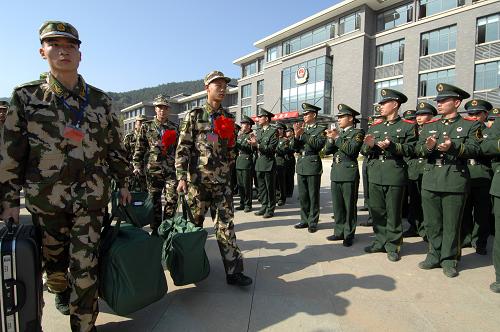12月10日,浙江公安邊防總隊(duì)教導(dǎo)大隊(duì)的老兵們列隊(duì)歡迎入伍新兵。當(dāng)日,浙江公安邊防總隊(duì)教導(dǎo)大隊(duì)新兵團(tuán)迎來(lái)首批91名2010年入伍新兵,這91名新兵全部來(lái)自浙江省杭州市。據(jù)了解,浙江公安邊防總隊(duì)今年共征召了700名來(lái)自山東、浙江、安徽和上海的新兵。