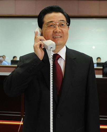 9月27日,中共中央總書記、國家主席、中央軍委主席胡錦濤在北京航天飛行控制中心觀看我國航天員出艙活動(dòng)實(shí)況。這是胡錦濤在航天員出艙活動(dòng)結(jié)束后同他們親切通話,對成功出艙表示熱烈祝賀。新華社記者李學(xué)仁攝