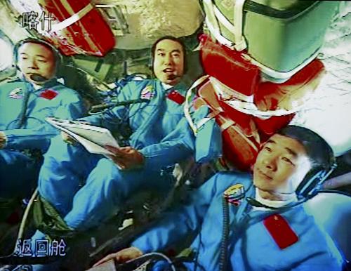 9月27日,中共中央總書記、國家主席、中央軍委主席胡錦濤在北京航天飛行控制中心觀看航天員出艙活動(dòng)實(shí)況,并在出艙活動(dòng)結(jié)束后同航天員通話。這是航天員翟志剛(中)、劉伯明(右)、景海鵬在和胡錦濤通話。新華社記者查春明攝