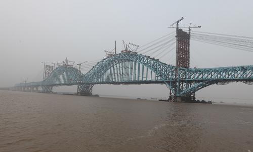 即將合龍的京滬高速鐵路南京大勝關(guān)長江大橋(8月5日拍攝)。 新華社發(fā)(高錦旭 攝)