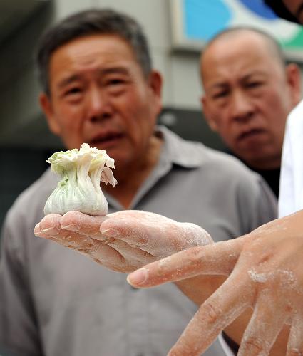8月7日,顧客欣賞北京老字號(hào)“都一處”制作的燒麥。新華社記者 李文 攝