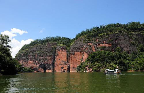 福建泰寧金湖景區(qū)水上丹霞風(fēng)光(8月18日攝)。作為2009年中國唯一的世界自然遺產(chǎn)申報項目,由福建泰寧、湖南崀山、廣東丹霞山、江西龍虎山、貴州赤水、浙江江郎山6個著名丹霞地貌風(fēng)景區(qū)捆綁組成的“中國丹霞”申遺工作已經(jīng)進入關(guān)鍵階段,將于9月接受世界自然保護聯(lián)盟專家實地考察評估。目前,福建泰寧的各項申遺工作正在有序開展,福建省和三明市以及泰寧縣各級政府累計投入1.8億元,搬遷安置111戶居民,禁柴改燃724戶,關(guān)停產(chǎn)生污染的17個采沙、采石、機磚場,新建23個村莊的垃圾、污水處理設(shè)施,建設(shè)32個大氣、水體、氣象等監(jiān)測點,以進一步促進提名地自然生態(tài)的保護和管理。 新華社記者 姜克紅 攝